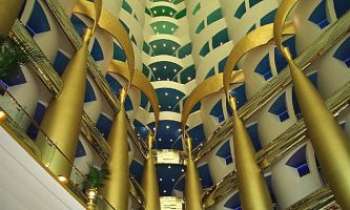 1574 | Hôtel Burj Al Arab-Dubaï - L'Emirat Arabe de Dubaï se converti au tourisme de haut luxe. Des constructions étonnantes, comme cet hôtel construit en forme voile, d'une hauteur impressionnante et entièrement bâti "sur la mer". Ici, l'intérieur vu du hall de l'hôtel.