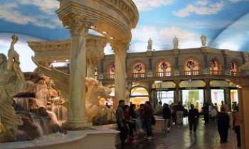1585 | Las Vegas - Cesaere Hotel - L'Hôtel Cesaere à Las Vegas conserve sa suprématie et sa notoriété sur tous ses confrères, nombreux. Réputé pour ses casinos et ses shows. Il l'est tout autant pour son luxe et son faste. Ici, son forum intérieur, à l'italienne...nombreuses et somptueuses boutiques.
