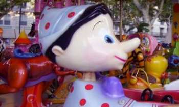1595 | Carrousel - Pinocchio - Sur ce carrousel italien, les contes de fées et dessins animés sont à l'honneur, depuis le château de la belle au bois dormant, titi, la fée clochette, et bien sûr...l'ami Pinocchio !