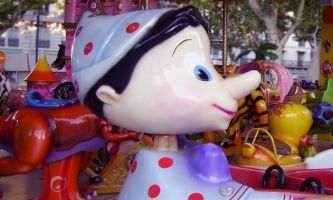 puzzle Carrousel - Pinocchio, Sur ce carrousel italien, les contes de fées et dessins animés sont à l'honneur, depuis le château de la belle au bois dormant, titi, la fée clochette, et bien sûr...l'ami Pinocchio !