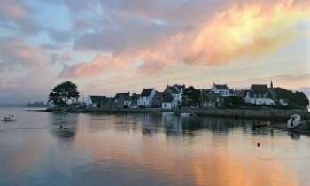1616 | Ria d'Etel - La ria d'Etel, dans le Morbihan, au Sud de la Bretagne. Un autre aspect de la Bretagne marine. Particulièrement, ses maisonnettes badigeonnées de chaux blanche et aux toits d'ardoise qui créent l'unité et se fondent dans le paysage. 