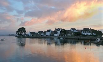 puzzle Ria d'Etel, La ria d'Etel, dans le Morbihan, au Sud de la Bretagne. Un autre aspect de la Bretagne marine. Particulièrement, ses maisonnettes badigeonnées de chaux blanche et aux toits d'ardoise qui créent l'unité et se fondent dans le paysage. 