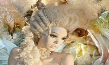1641 | Marquise - Une poupée "Marquise des Anges", à la coiffure Marie-Antoinette, dans un décor assorti, pour la vitrine de Fêtes d'un grand magasin parisien. On la croirait tout droit sortie d'un tableau de Mme Vigier-Lebrun.