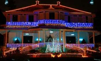 1643 | Noël - Tahiti - Illuminations pour les Fêtes sur la Mairie d'Arue, commune à l'Est de Tahiti. Un heureux lien avec la métropole.