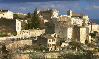 puzzle Village de Gordes, Gordes, un des plus beaux villages anciens du Lubéron en Provence, avec son château-fort du XIIème siècle. Un haut-lieu touristique de par sa beauté, son histoire et son environnement géographique.