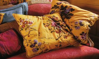 puzzle Sofa, Une invite à la relaxation : de moelleux coussins sur un sofa au précieux tissu damassé.