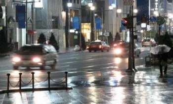 1654 | Pluie sur Ginza - Ginza, un des quartiers les plus animés de Tokyo. Saisi sous la pluie, on ne le dirait pas !!