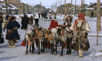 puzzle Rennes - Sibérie, Foire au rennes en Sibérie : un évènement local prétexte à fêtes et rencontres, où l'on porte ses plus beaux atours traditionnels.