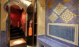 puzzle Bains Montorgueil 2, Tonalités chaudes des murs en Tadlakt (chaux de Marrakech) en contraste avec les mosaïques au décor géométrique intriqué de céramique bleue et or.