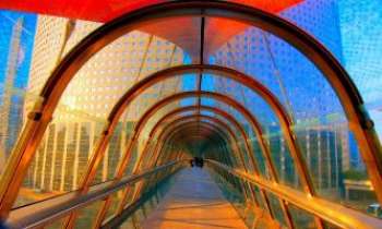 1672 | Tunnel -  La Défense - Un effet très graphique pour ce tunnel vitré servant de passerelle pour accéder aux tours du quartier d'affaires de La Défense, à la périphérie de Paris.
