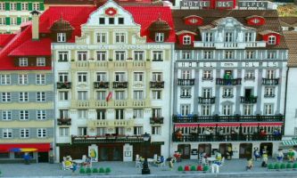 puzzle Le Monde du Lego, Les fous du Lego sont capables de tout ! La preuve...reproduire toute une rue et son hôtel. On ne compte pas les heures, ici.