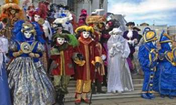 1680 | Costumes de Venise - Une nouvelle saison du Carnaval de Venise, après des mois d'activité pour la préparation des costumes, masques et accessoires . Le groupe est prêt à se lancer au travers de la ville où la foule les attend impatiemment. Que la fête commence !