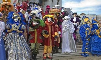 puzzle Costumes de Venise, Une nouvelle saison du Carnaval de Venise, après des mois d'activité pour la préparation des costumes, masques et accessoires . Le groupe est prêt à se lancer au travers de la ville où la foule les attend impatiemment. Que la fête commence !
