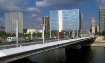 1689 | Pont Charles de Gaulle - Le pont Charles de Gaulle, dernier né des ponts parisiens pour la circulation automobile (1993-1996) s'inscrit dans une politique de développement de l'est parisien. En forme d'aile d'avion, sa structure légère et moderne s'accorde bien au nouvel environnement des quartiers près du Pont d'Austerlitz.
