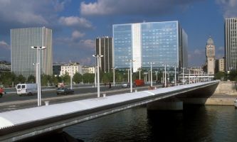 puzzle Pont Charles de Gaulle, Le pont Charles de Gaulle, dernier né des ponts parisiens pour la circulation automobile (1993-1996) s'inscrit dans une politique de développement de l'est parisien. En forme d'aile d'avion, sa structure légère et moderne s'accorde bien au nouvel environnement des quartiers près du Pont d'Austerlitz.