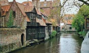 1713 | Bruges - Belgique - Bruges : La Venise du Nord et ses canaux. Ville des Flandres, à l'ouest de la Belgique, et à 13 km de la mer. Eminemment touristique, réputée pour être la ville la plus médiévale d'Europe dans son ensemble : de nombreuses restaurations ont été effectuées au 19ème siècle pour lui conserver cet aspect. 