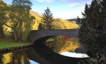 1718 | Petit Pont - Pont de pierre et son reflet sur une rivière de la région wallone de Belgique.