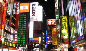 puzzle Hakihabara, Quartier de l'électronique dans la périphérie de Tokyo, aussi célèbre auprès des japonais que des visiteurs étrangers fans de Hi-tech. Nombreux sont les magasins discount : prendre son temps pour y trouver les meilleurs prix !