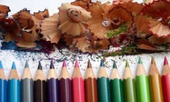 1729 | Taillures et  crayons - Un excellent taille-crayons : belles pointes et volutes en corolles. A vos dessins !