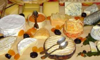 1732 | Plateau de fromages - Une tradition française : pas de repas soigné sans son plateau de fromages. Sur plus de 400 variétés, il y a beaucoup de chances pour que les convives se laissent tenter par celui de leur choix !