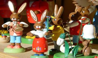 puzzle Sujets pour Pâques, Mini-sujets de bois réalisés et peints à la main, en Autriche, pour la décoration des gâteaux de Pâques.