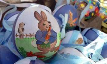 1736 | Mascotte de Pâques - Le lapin de Pâques au rendez-vous : ce chocolatier ne l'a pas oublié, parmi ses décors de sucre peint, réservant un intérieur subtil de très fins chocolats et autres friandises de circonstance.