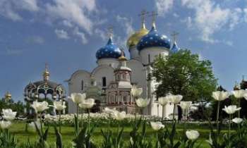 1807 | Tulipes au monastère - La Ste-Trinité, St-sergius de Lavra à Moscou : bâtie au 18ème siècle, en l'honneur du St-patron de la Russie : Saint-Serge. Devenu moine très jeune, issu d'une classe d'élites de la Russie, au sortir d'une retraite d'hermite, il se rendit à Moscou et y établit un monastère, précédent la construction plus tardive de cette cathédrale Orthodoxe.  