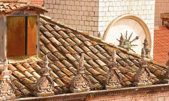 puzzle Toits de tuiles, Dubrovnic, en Croatie. Une architecture ancienne influencée largement par l'Italie, mais aussi par le Moyen-Orient. Quelquechose de byzantin et de romain tout à la fois.