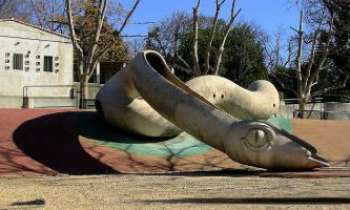 1752 | Serpentissime - Dans un parc urbain à Marseille, le sculpteur s'est transformé en charmeur de serpents. 