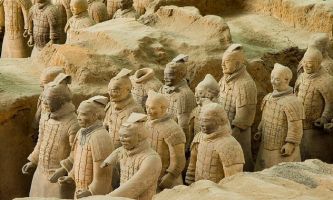 puzzle Shaanxi - Guerriers, Shaanxi, province de la Chine Centrale, est considérée comme le berceau de la Chine féodale. C'est dans la ville de Xian, en 1974, que furent découvertes par des paysans, ces milliers de sculptures de guerriers en terre cuite au visage unique pour chacun d'eux. L'Empereur Qin Shi Huang désirait être accompagné de son armée dans l'au-delà. Ouvrage commencé en 246 AC, 700,000 ouvriers et 36 ans furent nécessaires pour accomplir son souhait.