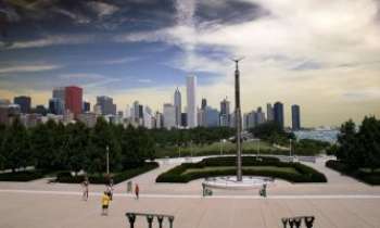 1831 | Chicago - Chicago, ville réputée pour ses élégants skylines, parmi les plus élevés...Mies van der Rohe y a laissé sa trace, un architecte designer dont l'élégante simplicité a fait la réputation. La Sears Tower, la plus haute des Etats-Unis, ne faillit pas à cette réputation qui semble se perpétuer. 