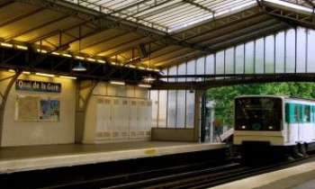 1944 | Quai de la Gare - Station couverte, sur pont à l'air libre, du RER (métro rapide) à Paris Quai de la Gare, rive gauche - Station dotée d'une verrière intacte Art Nouveau, datant de sa création.