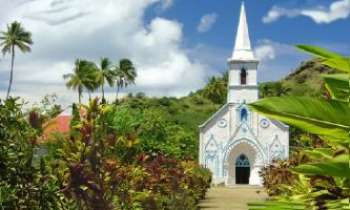 1872 | Eglise - Tahiti - Une église à Tahiti...au style typique emprunt de simplicité et au décor joyeux, en accord avec la nature dans cette île souriante.