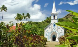 puzzle Eglise - Tahiti, Une église à Tahiti...au style typique emprunt de simplicité et au décor joyeux, en accord avec la nature dans cette île souriante.