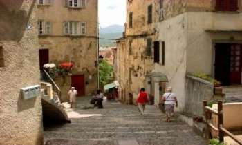1847 | Village Corse - La Corse, en dehors de ses panoramas réputés, offre aussi au voyageur peu pressé la découverte de villages comme ici, demeurés quasi inchangés au cours des siècles.