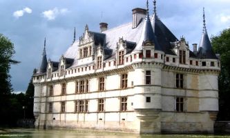 puzzle Le château d'Azay, Le Château d'Azay-le-Rideau...souvent photographié pour ses douves pleines de charme - Mais l'équilibre de son architecture d'ensemble n'est pas en reste non plus.