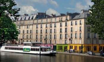1862 | Canal Saint-Martin - Un quartier ancien de Paris, réhabilité...devenu aujourd'hui un des plus jeunes et branchés. Il est le théâtre de nombreuses évolutions dans le domaine artistique. Ses écluses anciennes réputées sont à nouveau visitées comme en témoigne ce "Canotier" qui se dirige vers elles.