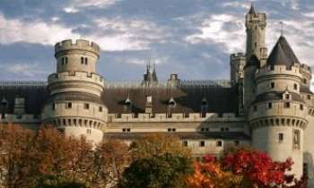 1882 | Pierrefonds - Détail - Détail du château de Pierrefonds, dans l'Oise, au Nord de Paris. La rénovation de ce château est un des ouvrages majeurs de l'architecte Viollet-Leduc. Cette rénovation est aujourd'hui encore très controversée. Adorée par les uns, les puristes renaclent à l'accepter.