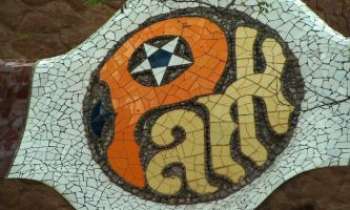 1894 | A l'entrée du Parc... - A l'entrée du Parc de Gaudi à Barcelone...il est écrit "Park" en mosaïque...René Magritte avait intitulé un de ses tableaux représentant une pipe... "Ceci n'est pas une pipe"...L'esprit du mouvement dadaïste et Art Nouveau régnait alors à travers l'Europe.