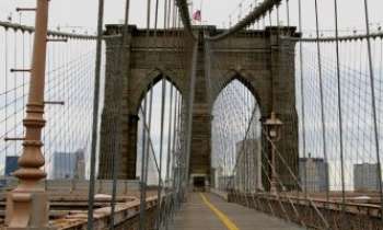 1903 | Brooklyn Bridge - Le Pont de Brooklyn à New-York, n'a de rival que le Golden Gate Bridge en Californie. Ces ouvrages du 19ème siècle, sont fameux dans le monde entier, et continuent de susciter la même admiration.