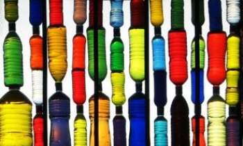 1905 | Jeu de bouteilles - Un joyeux équilibre coloré, qui fait penser aux boissons de l'été...