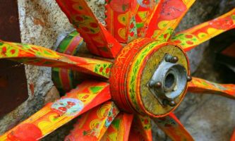 puzzle Moyeu de roue, Une charette en Sicile, ce n'est pas tout à fait comme les autres : elle ne saurait se montrer jusqu'à son moyeu, sans être entièrement décorée selon la tradition locale, de motifs ancestraux.