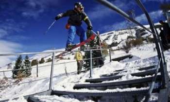 2035 | Ski-rail - Les grand sportifs des Deux-Alpes ne reculent devant rien pour assurer le spectacle, durant la saison.