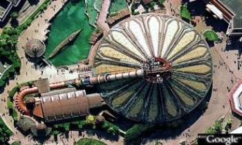 1950 | Space Mountain - Une des plus fameuses attractions des parcs Disney : space mountain, vue depuis le satellite de Google.