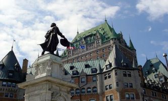 puzzle Statue de Champlain, Samuel de Champlain, un explorateur français du 17ème siècle, est considéré comme le fondateur du Québec, sur le St-Laurent : c'est après plusieurs expéditions en Acadie...et aller-retour vers la France, qu'il décide de s'établir définitivement, avec une poignée de français, en ce lieu...qui comptait seulement 150 habitants à sa mort en 1635.