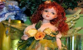 1960 | La Fée Clochette - La Fée Clochette se fait poupée, vêtue d'une robe fleurie de roses pour séduire les enfants perdus d'aujourd'hui. 