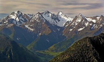 puzzle Massif Alpin, La séduction de la plus jeune des chaînes de montagne en Europe, n'est plus à vanter. Que ce soit pour le ski, les randonnées, ses châlets, ou tout simplement comme ici pour la contemplation.