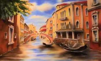 1963 | Venise romantique - Une vision chaleureuse de Venise et de ses gondoles sous un ciel nuageux propice aux ombres portées et aux reflets d'eau sur le canal.