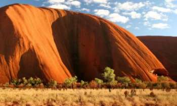 1971 | Ayers Rock - Dans le Kata Tjuta National Park, à 450km au Sud d'Alice Springs, en Australie, se trouve le plus grand monolithe du monde : Ayers Rock, vénéré par le peuple des Uluru. 