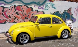 puzzle VW - Beatle, &quot;La coccinelle&quot; de Volkswagen, pour les français. Une des petites chéries des collectionneurs d'aujourd'hui...dont la carrosserie se prête souvent à des délires imaginatifs et souvent réussis de décors de toutes sortes. Très sobre ici, juste un jaune soleil sur fond de tag.   